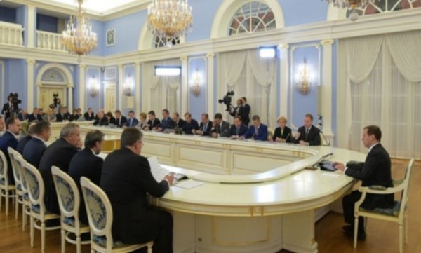 Медведев приказал закрывать аптеки, торгующие лекарствами по завышенным ценам